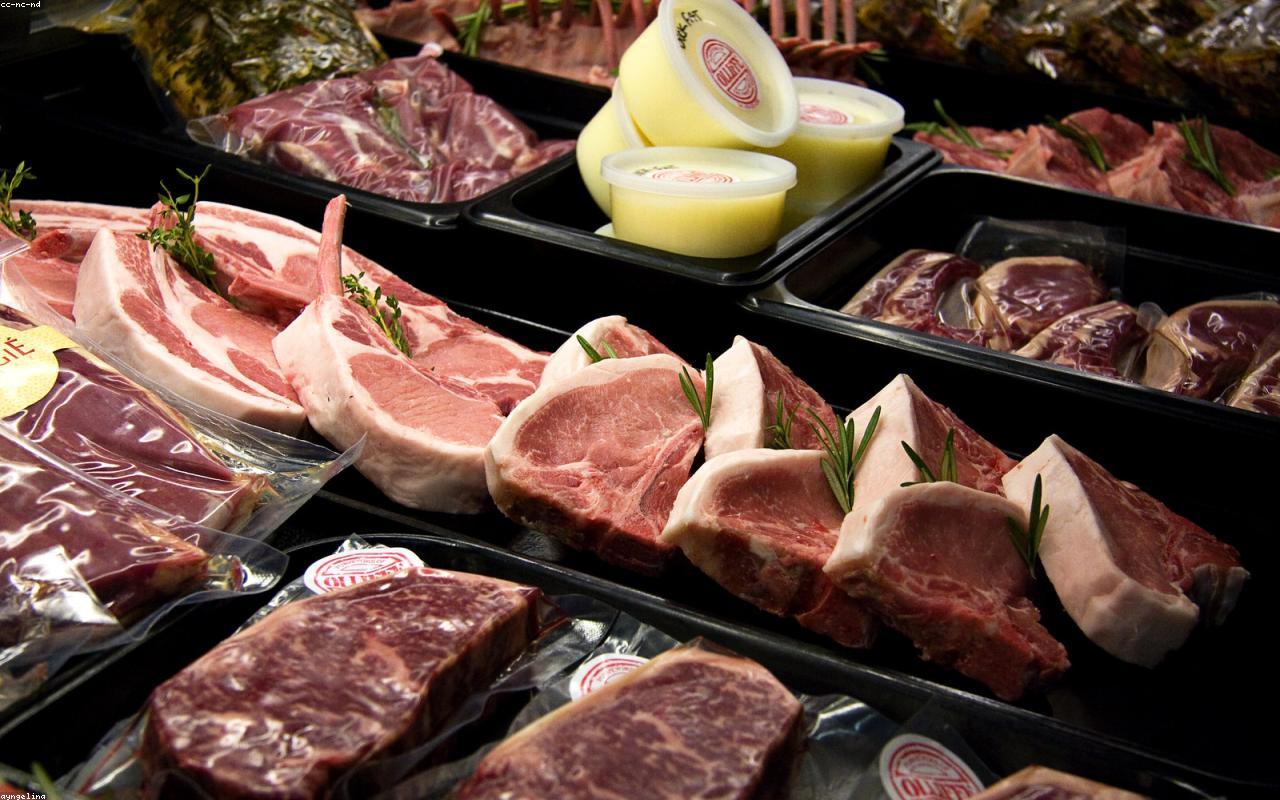 Trade-ready meat display in butcher counter